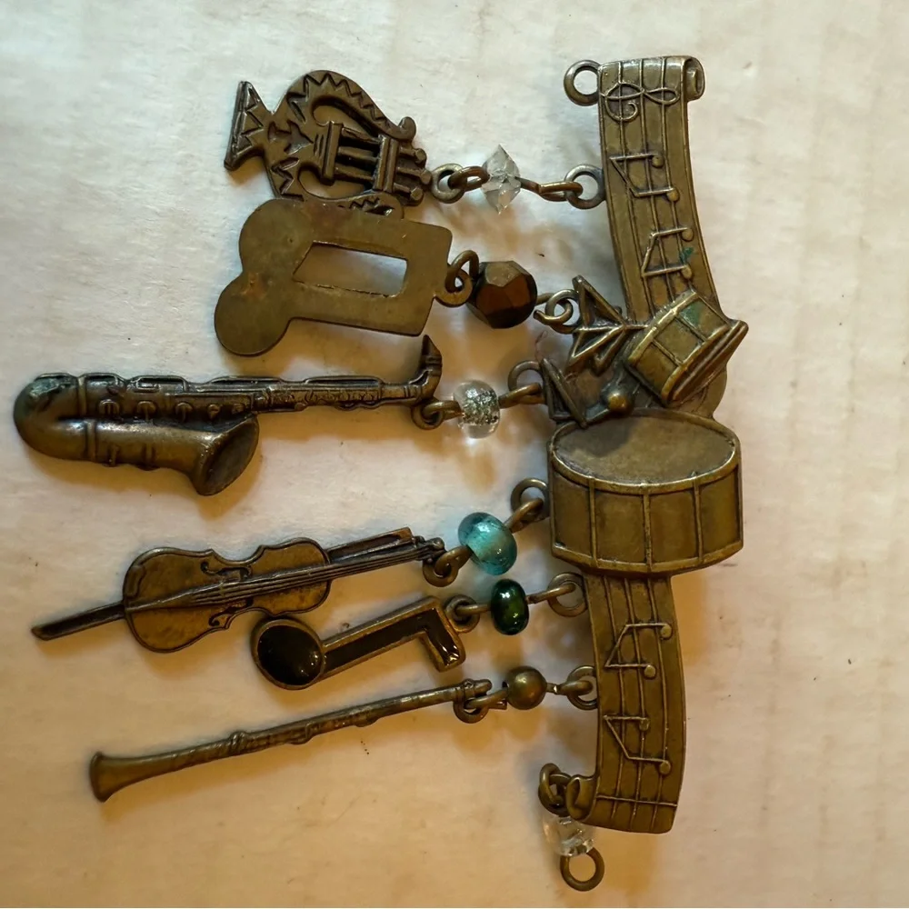 Musical Instrument pin / brooch Bronze